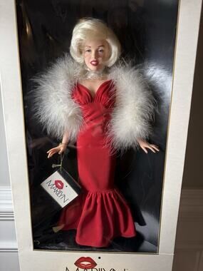 1983 World Doll Marilyn Monroe 18” Celebrity Series #71890 Red Gown Box
